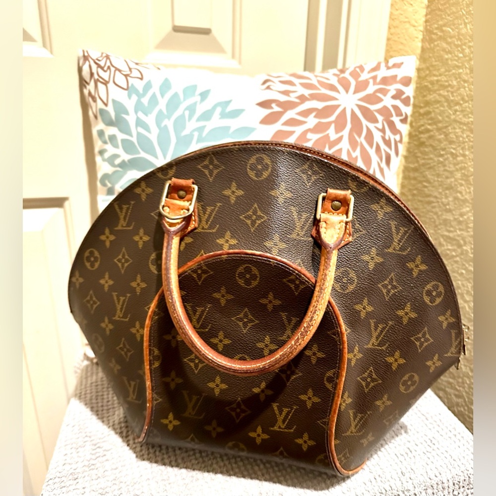 Louis Vuitton Monogram Ellipse PM Handbag - Picture 3 of 16